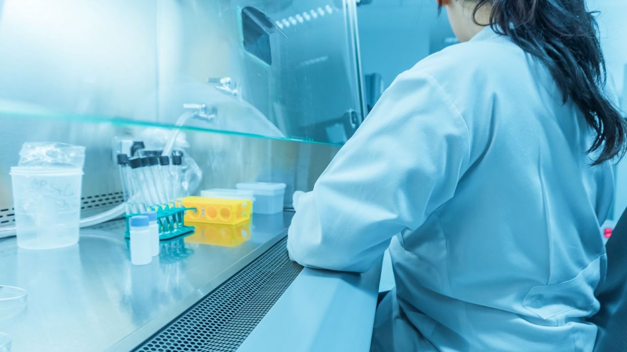 Reasracher working in a laboratory